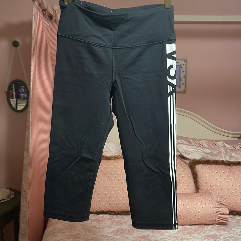 EUC Victoria Secret Sport size small capri leggings